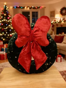 Weihnachtskranz Plüschkissen mit großer roter Samtschleife, festliches Deko Kissen für Zuhause.