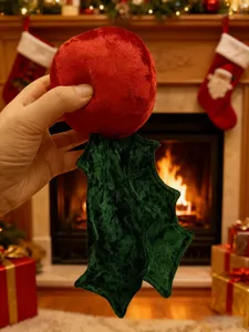 Weihnachts Plüschtier rote Kugel mit grünen Samt Stechpalmenblättern für festliche Deko.