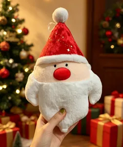 Niedlicher Weihnachtsmann Plüschtier Detailbild mit roter Mütze und festlicher Baumdeko.