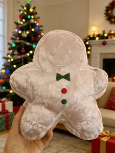 Süßes Lebkuchenmann Plüschkissen Detail, weiches Weihnachtsspielzeug für Baumdekor & Geschenk.