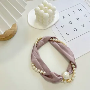 Elegante mauve zijden sjaalketting met parels en magnetische sluiting, chique halsdoek.
