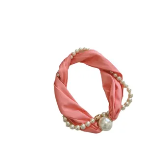 Elegante roze zijden sjaal met parels en magnetische sluiting modieus lente accessoire