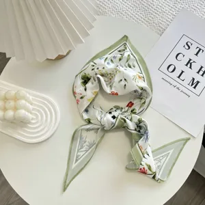 Chique florale driekhoekige sjaal met groene rand, stijlvolle haarband of halsdoek.