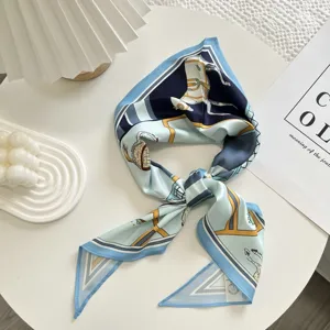 Elegante lichtblauwe zijden driehoekssjaal met klassieke vintage ruiterkoets-print voor vrouwen.