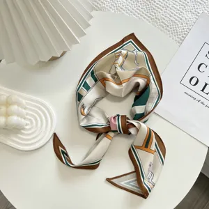 Chique zijden sjaal met elegante ruiterprint, veelzijdige halsdoek en haaraccessoire.