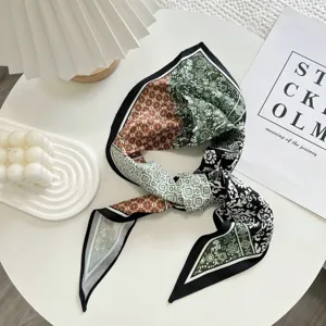 Trendy zijden driehoeken sjaal met patchwork print als stijlvolle halsdoek of haarband.