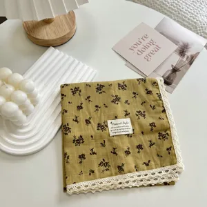 Fazzoletto in cotone floreale con bordo in pizzo, trama fine e dettagliata etichetta.