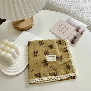 Foulard in cotone a fiori vintage con bordo in pizzo bianco per uno stile elegante.