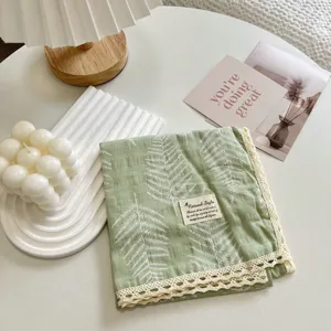 Foulard quadrato in cotone verde con delicato bordo in pizzo bianco e design letterario.