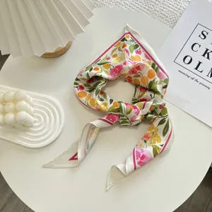 Zijden sjaal met bloemenprint, smalle damessjaal, elegant mode-accessoire voor nek en haarstyling.