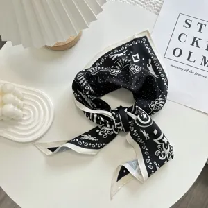 Chique zwart-witte zijden sjaal met ruiterprint, veelzijdige haarband en nekaccessoire.