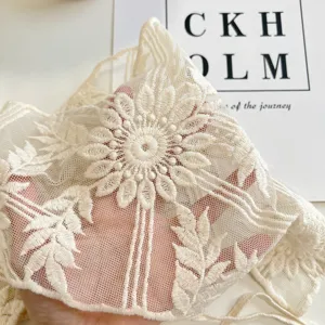 Foulard triangolare in pizzo beige con ricamo floreale, fascia vintage francese per donna.