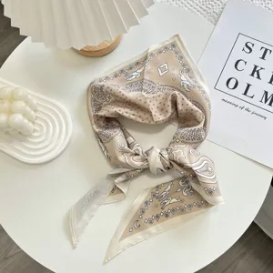 Detailopname van een chique beige bedrukte zijden sjaal met schattige konijnenmotieven.