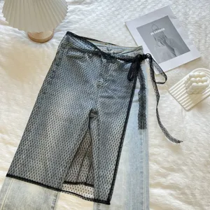 Stile coreano gonna in denim stratificata in mesh trasparente vista dettaglio moda.