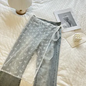 Stile coreano gonna a sovrapposizione in pizzo trasparente con jeans design alla moda.