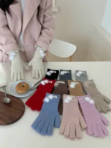 Stijlvolle winter gebreide handschoenen voor vrouwen met leuke bontpompons en warme lange manchetten.