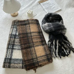 Cómoda bufanda larga de cuadros retro para otoño e invierno, diseño cálido con flecos.
