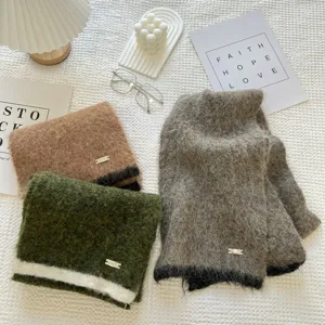 Écharpe en tricot de couleur contrastée style coréen pour femmes, accessoire d'hiver chaud et chic.