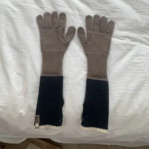 Long colorblock knitted gloves for women and men, warm winter touch screen thermal gloves.