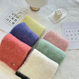 Écharpe tricotée colorblock style coréen pour femmes, accessoire d'hiver chaud et doux.