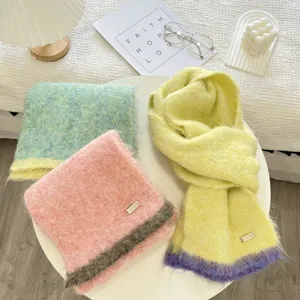Écharpe d'hiver en tricot duveteux colorblock pour femmes, douce, chaude et élégante.