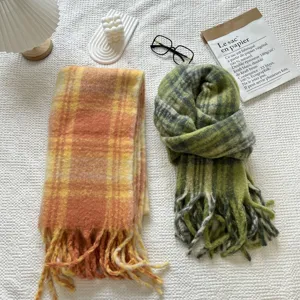 Cálida bufanda de invierno a cuadros con flecos, accesorio de moda suave para parejas.