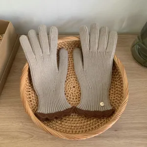 Accoglienti guanti in maglia con polsini smerlati a contrasto e bottone, caldi guanti invernali.