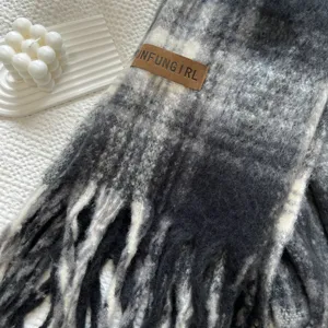 Otono invierno negro blanco cuadros bufanda comoda flecos suave calido pareja moda