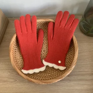 Guanti in maglia rossa con polsini smerlati bianchi, comodi guanti invernali caldi per donna.