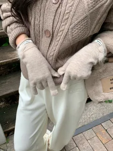 Chique beige gebreide wollen handschoenen met gezellige bontmanchetten voor de winter.