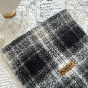 Detalle de bufanda de invierno a cuadros negros y blancos acogedora, bufanda cálida y suave.