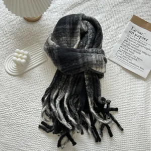 Detalle de bufanda a cuadros blanco y negro, suave accesorio de invierno para el frío.