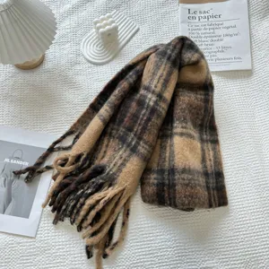 Bufanda de invierno a cuadros marrones clásica con flecos, chal largo cálido y suave.