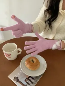 Chique gebreide damhandschoenen met schattige witte pompons, gezellig en stilvol voor de winter.