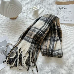 Detalle de bufanda de cuadros otoño invierno, diseño retro con flecos, textura cálida.