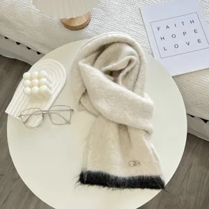 Écharpe en tricot beige avec ourlet bicolore noir et étiquette métallique chaud élégant hiver mode