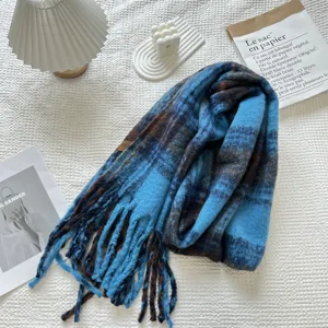 Cómoda bufanda de invierno a cuadros azul y marrón con flecos, detalle de ropa cálida.