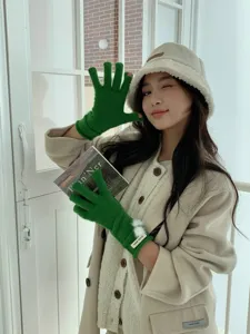 Stijlvolle groene gebreide handschoenen voor dames met pompon, warme chique herfst winter accessoire.