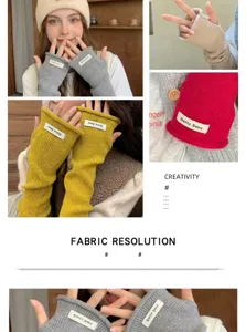 Vue détaillée de chauffe-bras tricotés à demi-doigts, texture côtelée confortable et douce.