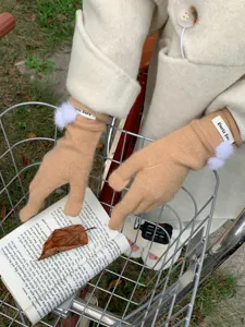 Modieuze gebreide wollen handschoenen met schattige bontbollen, warm en stijlvol voor dames.