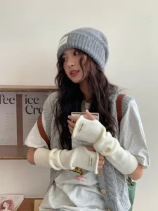 Vue détail mitaines en tricot, gants longs sans doigts confortables hiver pour femmes.
