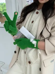 Groene gebreide wollen handschoenen voor dames winter warm schattige pompon mode.