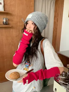 Gros plan de chauffe-bras en tricot douillet pour femmes, tendance mode automne hiver.
