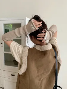 Vue détaillée des mitglen en tricot beige avec texture côtellée et longue manchette.