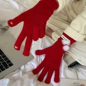 Dames rode gebreide wollen handschoenen met witte pompons lange warme winterhandschoenen