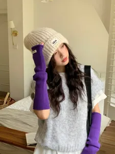 Chauffe-bras tricotés, longues manches sans doigts associées à un bonnet et un pull d'hiver.