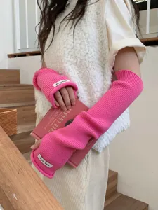 Mitaines longues tricotées en rose vif, manches amovibles confortables pour l'hiver.