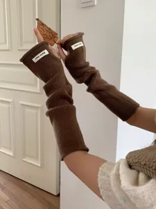 Longues mitaines en tricot marron chauffe-bras douillets fausses manches mode hiver femme.