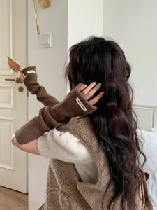 Détail de chauffe-bras tricotés marron douillets, texture douce et design automne hiver.