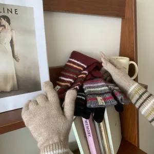 Schicke gestreifte lange Strickhandschuhe für Damen, kuschelige Wintermode-Accessoires.